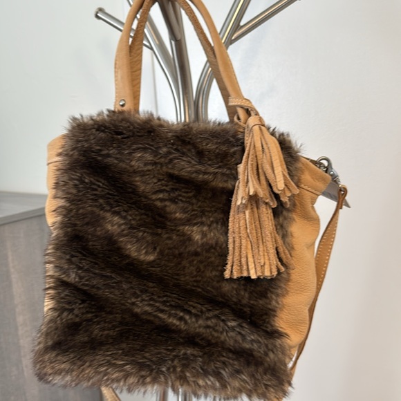 Brand new with tags, Miss Albright tan pocketbook with fur and shoulder strap - Picture 2 of 4